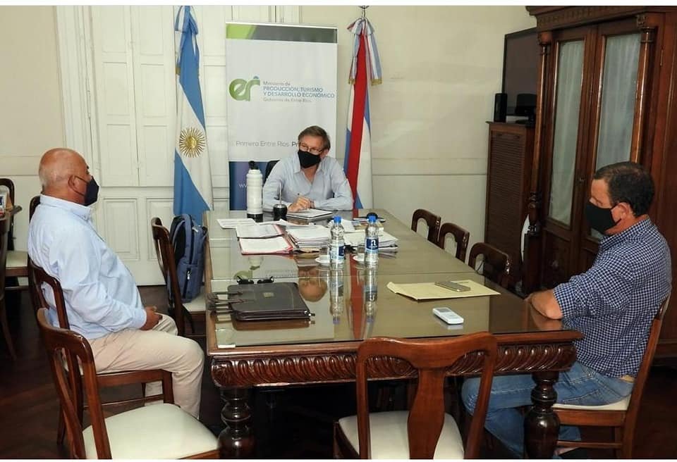El Intendente Fabián Constantino acompañado del Concejal Leandro Treise  se reunieron con el Ministro Juan José Bahillo.