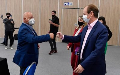 Acto por la firma de contratos para la red de distribución de gas natural