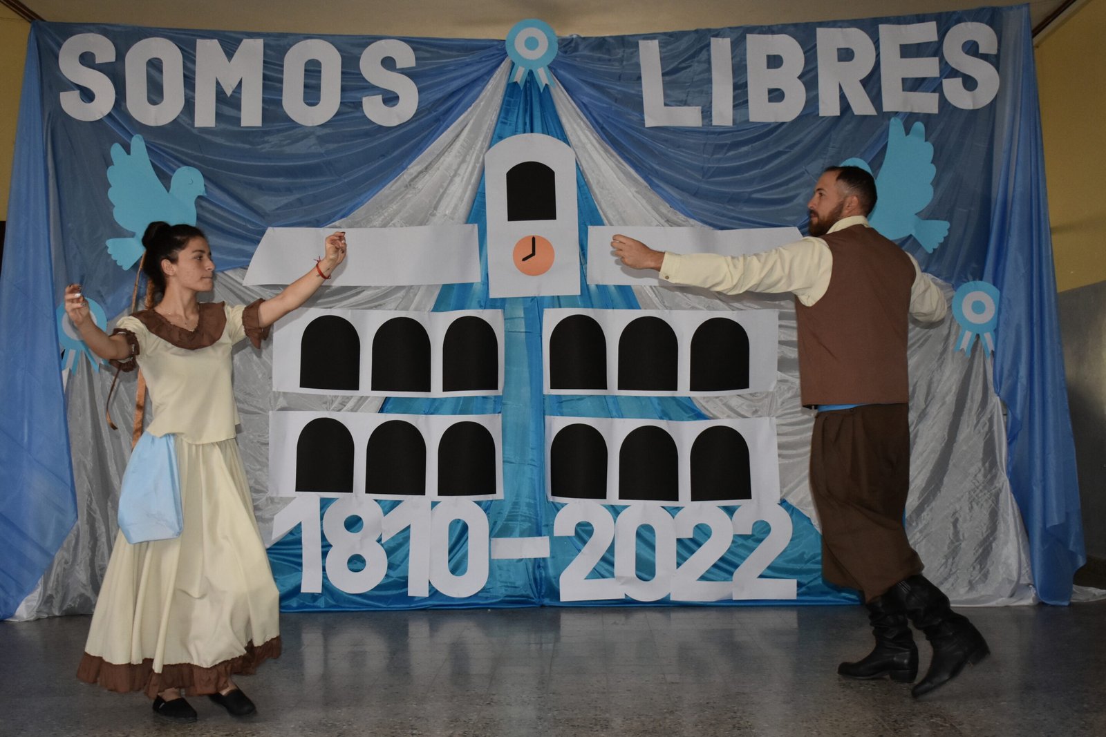 Acto 25 de Mayo Gilbert