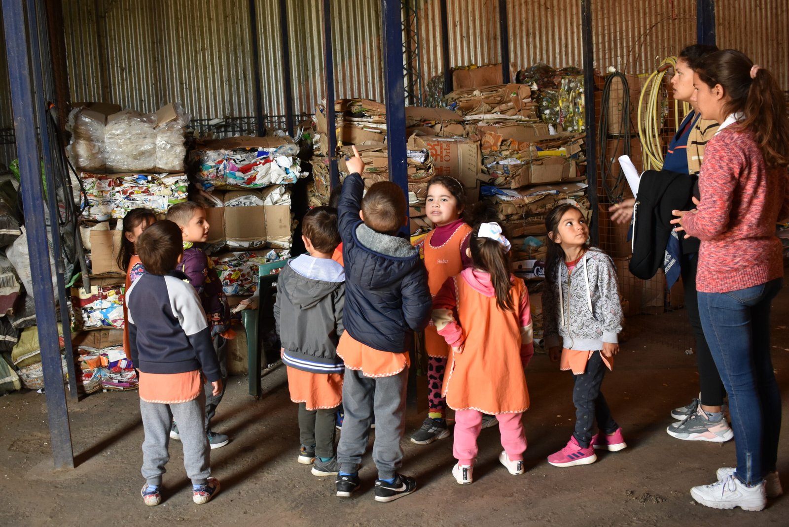 SALA DE 4 DE NIVEL INICIAL DE LA U.E.N.I. N° 29 VISITÓ LA PLANTA DE RECICLADO