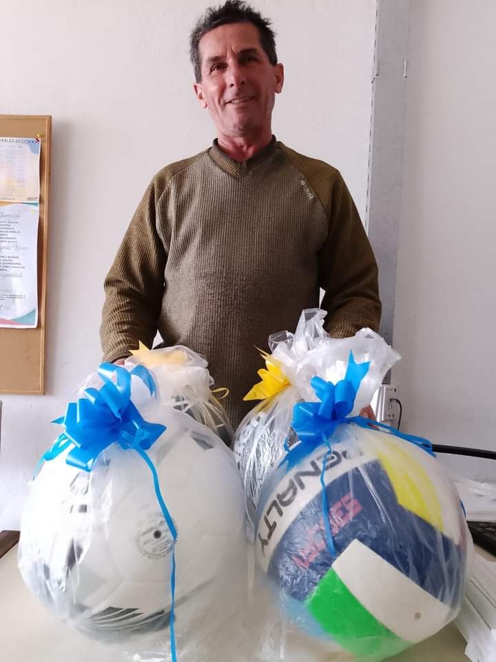 ENTREGA DE PELOTAS AL C.C S. Y D. GILBERT