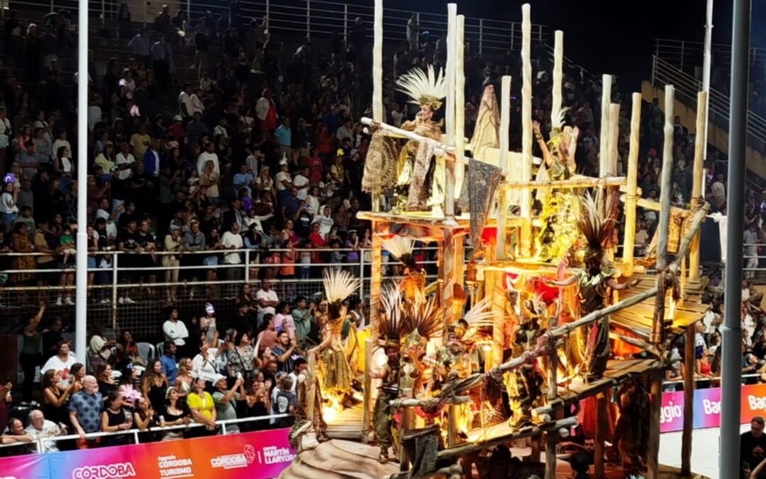 𝗔𝗱𝘂𝗹𝘁𝗼𝘀 𝗺𝗮𝘆𝗼𝗿𝗲𝘀 𝗱𝗲 𝗚𝗶𝗹𝗯𝗲𝗿𝘁 𝗽𝗮𝗿𝘁𝗶𝗰𝗶𝗽𝗮𝗿𝗼𝗻 𝗱𝗲 𝘂𝗻𝗮 𝗻𝗼𝗰𝗵𝗲 𝗱𝗲𝗹 𝗖𝗮𝗿𝗻𝗮𝘃𝗮𝗹 𝗱𝗲𝗹 𝗣𝗮𝗶́𝘀