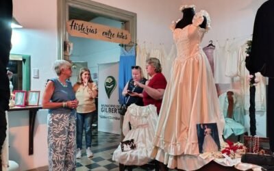 𝗛𝗜𝗦𝗧𝗢𝗥𝗜𝗔𝗦 𝗘𝗡𝗧𝗥𝗘 𝗛𝗜𝗟𝗢𝗦: 𝗨𝗻 𝘃𝗶𝗮𝗷𝗲 𝗮𝗹 𝗰𝗼𝗿𝗮𝘇𝗼́𝗻 𝗱𝗲𝗹 𝘀𝗶𝗴𝗹𝗼 𝗫𝗫 🧵👗