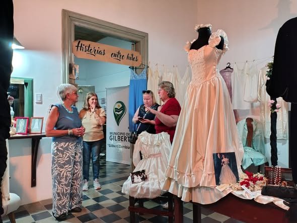 𝗛𝗜𝗦𝗧𝗢𝗥𝗜𝗔𝗦 𝗘𝗡𝗧𝗥𝗘 𝗛𝗜𝗟𝗢𝗦: 𝗨𝗻 𝘃𝗶𝗮𝗷𝗲 𝗮𝗹 𝗰𝗼𝗿𝗮𝘇𝗼́𝗻 𝗱𝗲𝗹 𝘀𝗶𝗴𝗹𝗼 𝗫𝗫 🧵👗