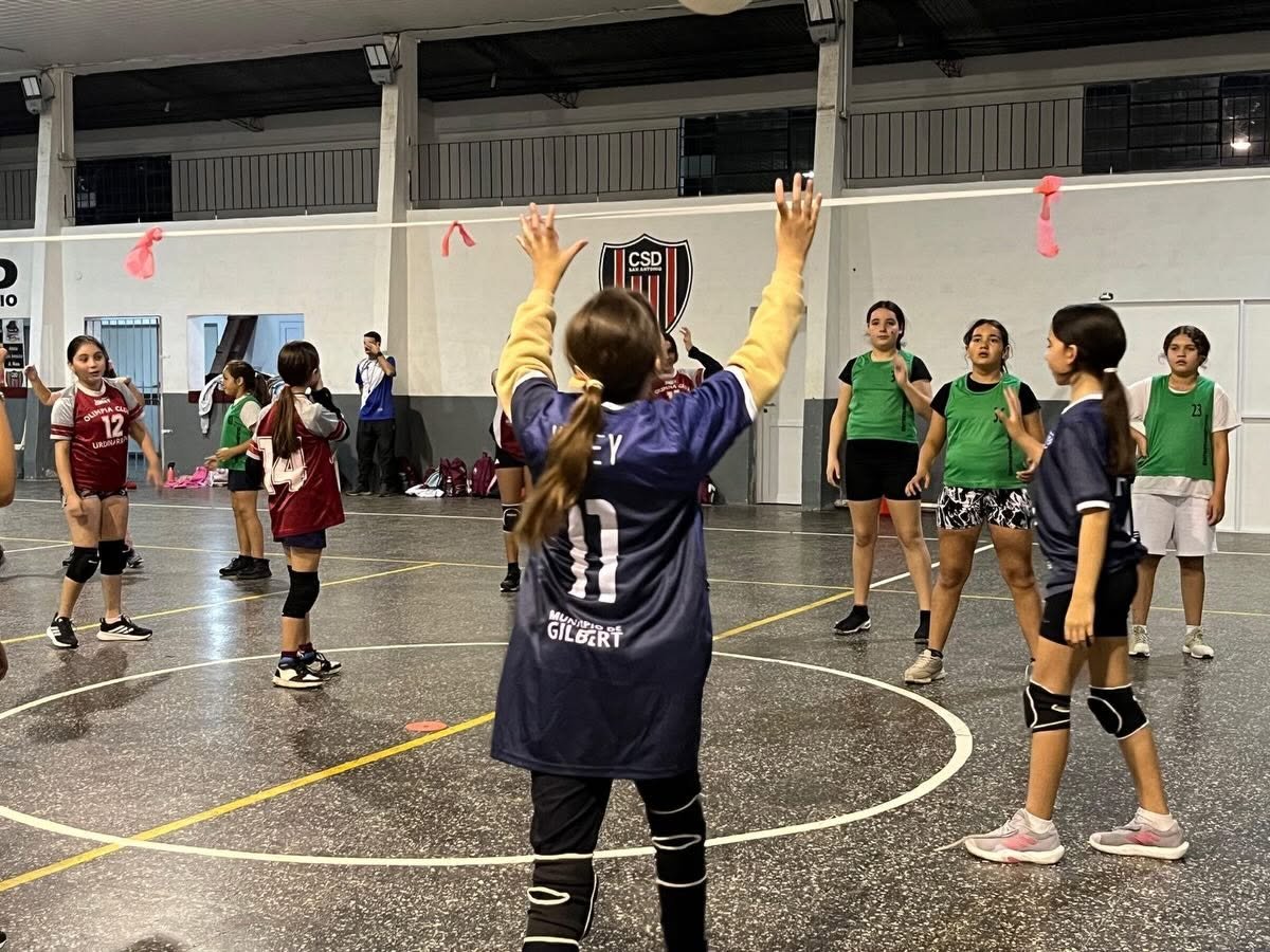 𝗔𝗹𝘂𝗺𝗻𝗼𝘀 𝗱𝗲 𝗻𝘂𝗲𝘀𝘁𝗿𝗼 𝗧𝗮𝗹𝗹𝗲𝗿 𝗠𝘂𝗻𝗶𝗰𝗶𝗽𝗮𝗹 𝗱𝗲 𝗩𝗼́𝗹𝗲𝘆 𝗽𝗮𝗿𝘁𝗶𝗰𝗶𝗽𝗮𝗿𝗼𝗻 𝗱𝗲 𝘂𝗻 𝗲𝗻𝗰𝘂𝗲𝗻𝘁𝗿𝗼 𝗲𝗻 𝗹𝗮 𝗔𝗹𝗱𝗲𝗮 𝗦𝗮𝗻 𝗔𝗻𝘁𝗼𝗻𝗶𝗼.