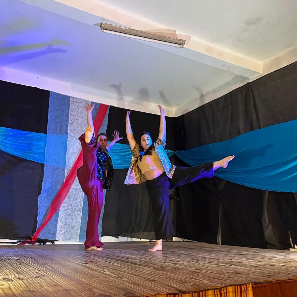 𝗘𝗹 𝗧𝗮𝗹𝗹𝗲𝗿 𝗠𝘂𝗻𝗶𝗰𝗶𝗽𝗮𝗹 𝗱𝗲 𝗗𝗮𝗻𝘇𝗮𝘀 𝗯𝗿𝗶𝗹𝗹𝗼́ 𝗲𝗻 𝗹𝗮 𝗽𝗲𝗻̃𝗮 𝗱𝗲 𝗹𝗮 𝗰𝗼𝗺𝗽𝗮𝗿𝘀𝗮 𝗜𝗿𝘂𝗽𝗲́